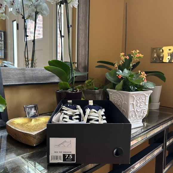 Mid-Top Sneakers /Banana Republic. - Picture 2 of 3